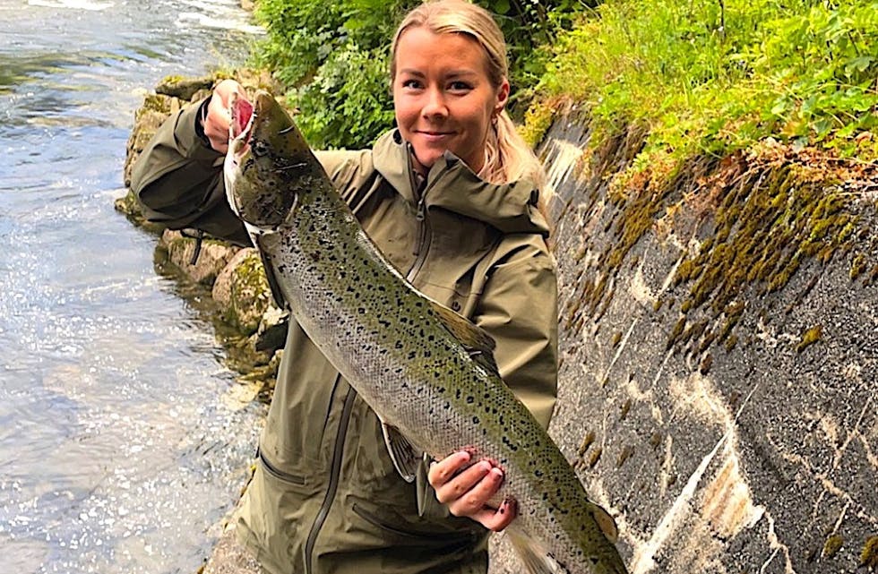 Elina Jensen er ein av sportsfiskarane som har fått laks på kroken i Sauda-elvene i år. Denne fisken var fem kilo, og blei fanga ved Høllandsfossen.