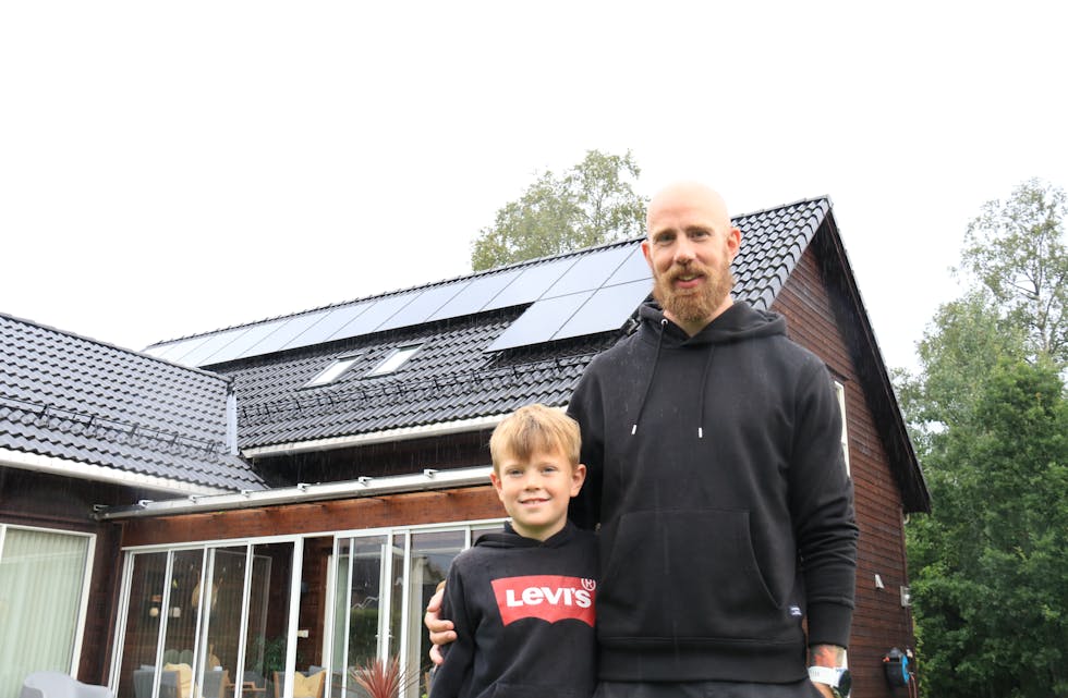 Martin, Håvard (8) og familien på Andreasmoen har hatt solkraftproduksjon på hus- og garasjetak i snart to år. Med dagens straumprisar blir investeringa betalt ned i rekordfart.