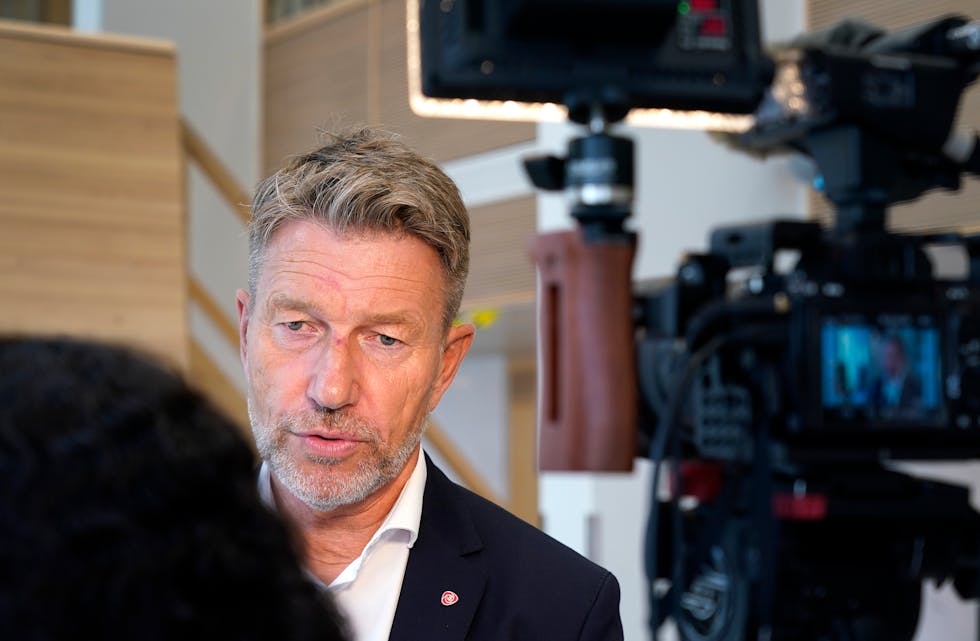 Olje- og energiminister Terje Aasland (Ap) er i Arendal der straumsituasjonen og energikrisa er blant dei store temaa.