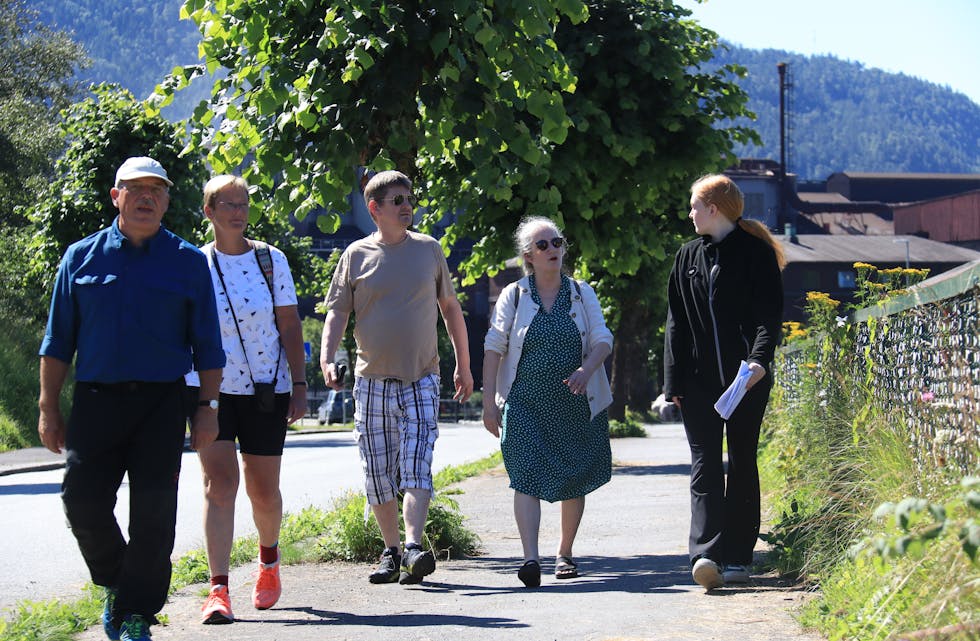 På guida tur i Åbøbyen. Frå venstre nederlandske Peter Plomp og Sonja Heerens, Vidar Holm, Ellinor Holm og guide Signe Fosstveit. 