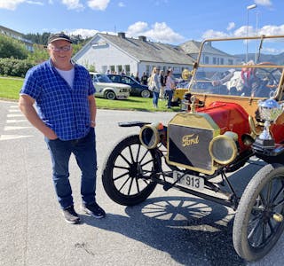 Rolf Arild Ljung med sin T-Ford fra 1913.