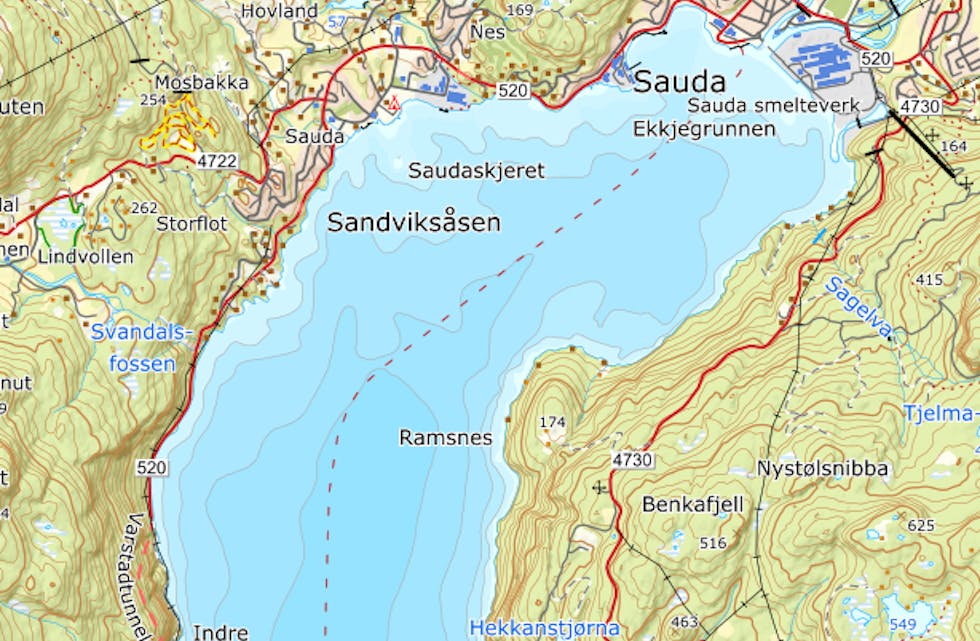 Ein fritidsbåt kjørt opp på land utanfor Ramsnes. Båtføraren blei sendt til sjukehus.