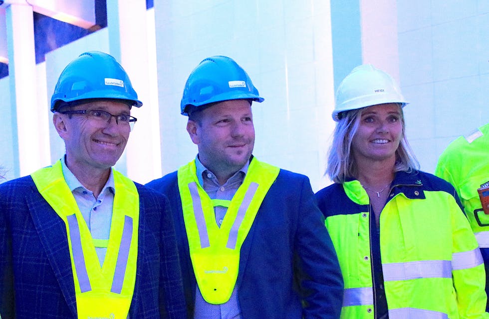 Klima- og miljøminister Espen Barth Eide besøkte Sønnå kraftverk tysdag morgon. Her saman med ordførar Asbjørn Birkeland (i midten) og produksjonssjef i Saudefaldene Heidi Slettedal.