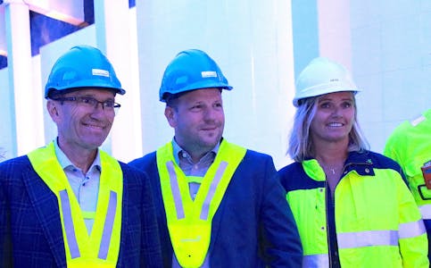 Klima- og miljøminister Espen Barth Eide besøkte Sønnå kraftverk tysdag morgon. Her saman med ordførar Asbjørn Birkeland (i midten) og produksjonssjef i Saudefaldene Heidi Slettedal.