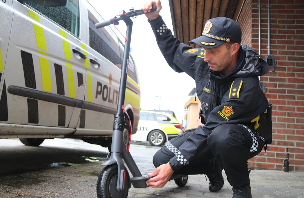 Politiet følger opp dei nye reglane for bruk av elektrisk sparkesykkel. Søndag morgon blei ein mann i 40-åra tatt, mistenkt for å ha kjørt elektrisk sparkesykkel med promille. Illustrasjonsfoto.