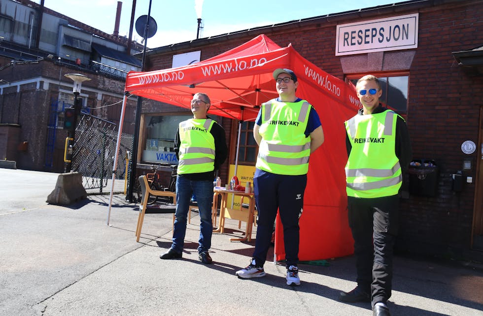 Egon Handeland, Jørgen Vik og Anders Johan Tysseland var på plass som streikevakter ved smelteverksporten onsdag føremiddag