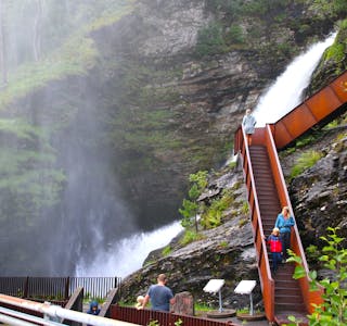 Svandalsfossen er ein populær stoppestad, både for saudabuar på stolpejakt og turistar på omreise på Vestlandet. 