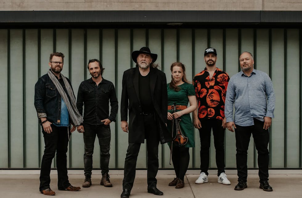 Vestlandsfanden. Frå venstre: Andreas «Tex» Berg (elgitar, akustiske gitarar, lapsteel, mandolin, banjo og kor), Kay Hendiksen Holen (bass og kor), Reidar Brendeland (vokal, gitar og harmonika), Olaug Furusæter (fele, mandolin og kor), Thomas Dulsrud (trommer og perkusjon) og Arne Martinussen (keyboard, trekkspel, hammond og kor).