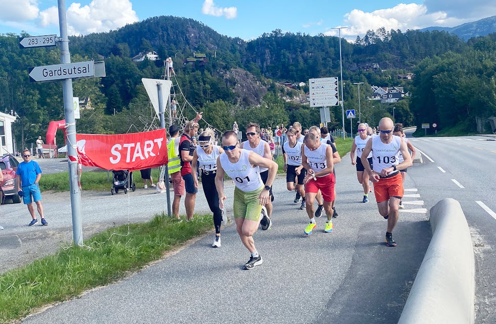 13 deltagere stilte i tidtakerklassen. Her er de på veg ut og har 5,3 kilometer foran seg.