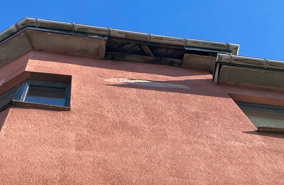 Sauda kommune meiner denne gesimsen ikkje er godt nok sikra på sentrumsbygget i krysset mellom Rådhusgata og Brugata.