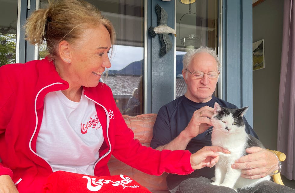 Heidi Aartun ivrar stort for å skapa livsglede for eldre. Her er ho saman med bebuaren Ingolf Johansen og katten Truls, som dukka opp i vinter og som meir eller mindre har flytta inn i eit bufellesskap på Åbøtunet.
