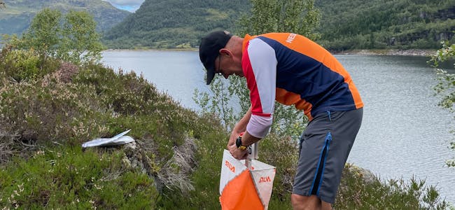 Løypelegger Peter Dirksen med utsikt til Slettedalsvatnet. 