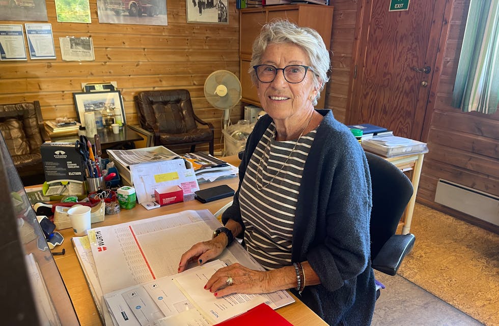Inger Aartun (80) har vore yrkesaktiv heile livet. Framleis møter ho på jobb på kontoret på Treaskjæret to dagar kvar veke.