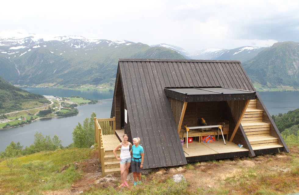 Dagsturhytta til Sauda lar venta på seg. Nå blir den neppe klar før våren neste år. Dette bildet er frå dagsturhytta i Jølster. 
