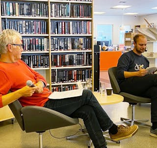 Mimir Kristjansson les frå boka på onsdagens forfattarmøte. Til venstre: Tom Hetland. 