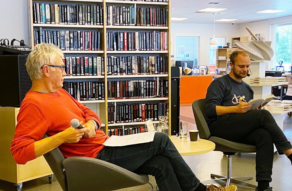 Mimir Kristjansson les frå boka på onsdagens forfattarmøte. Til venstre: Tom Hetland. 