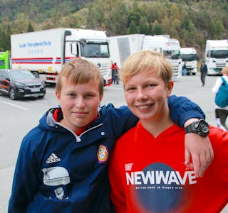 Caspar Olseth Bull-Tornøe (høgre) og Filip Szynklarz går begge i åttande klasse ved Skånevik ungdomsskule. Dei synst begge at yrkessjåførbransjen verker interessant.