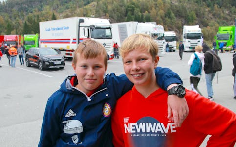 Caspar Olseth Bull-Tornøe (høgre) og Filip Szynklarz går begge i åttande klasse ved Skånevik ungdomsskule. Dei synst begge at yrkessjåførbransjen verker interessant.