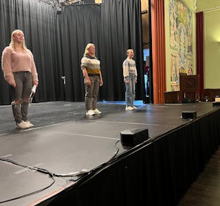 Dette bildet er tatt under øvinga i går, måndag, med regissør Bjørn Sæter. Frå venstre: Ella Aabø Hansen, Merete Fosstveit og Alva Lutteke.