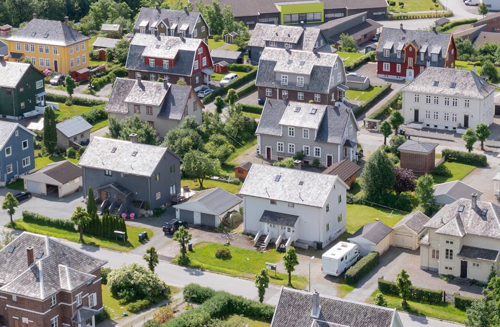 Fylkeskommunen vil ikkje at innbyggarane i Åbøbyen får bruka solcellepanel eller solskjerming på husa sine. 
