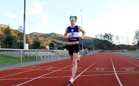 Elias Dybing kryssar mållinja i einsam majestet som raskaste løpar i Saudamila 2022.