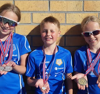 Elvira Stuhr, Håkon Lunde og Emma Stuhr med medaljar frå Gassco-lekene.