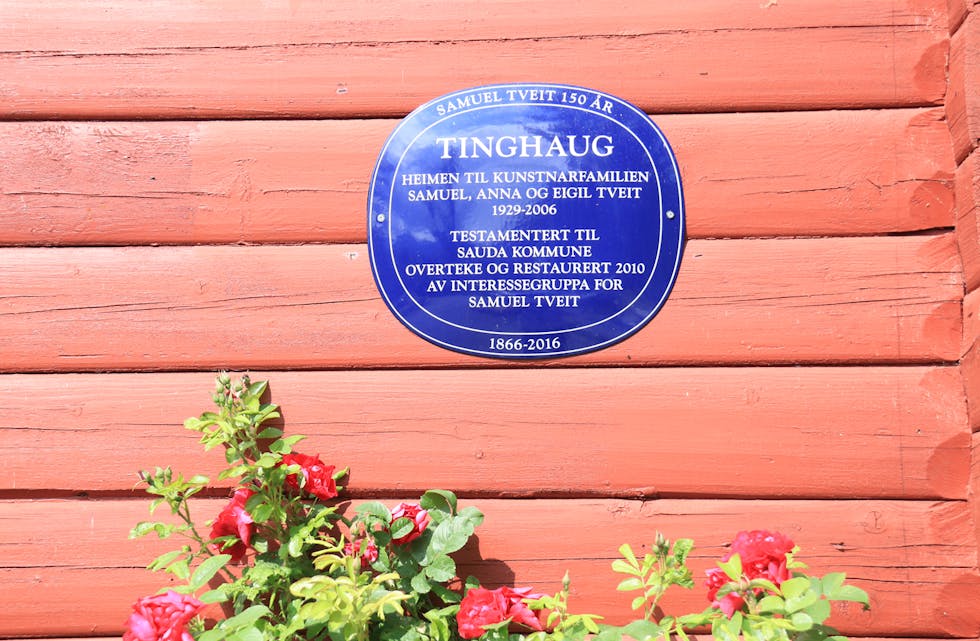 Tinghaug (bildet) er blant bygga som tidlegare har fått blått skilt. Tysdag står fem nye hus for tur.