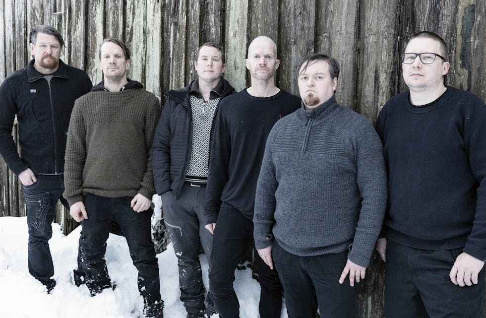 Ulvhedner anno 2022: (Frå venstre) Steinar Enlid (gitar), Svein Terje Solvang (vokal, bass), Ove Paulus Johnsen (gitar), Arild Hodne (trommer), Sigbjørn Johnsen Nordvik (keyboard) og Bjørnar Lien Austerheim (vokal). Jan Rune Hoftun frå Sand er bandets andre trommeslager, men er ikkje med på biletet. Ove Thomassen var med å starte Ulvhedner, men gjekk bort i 2015.