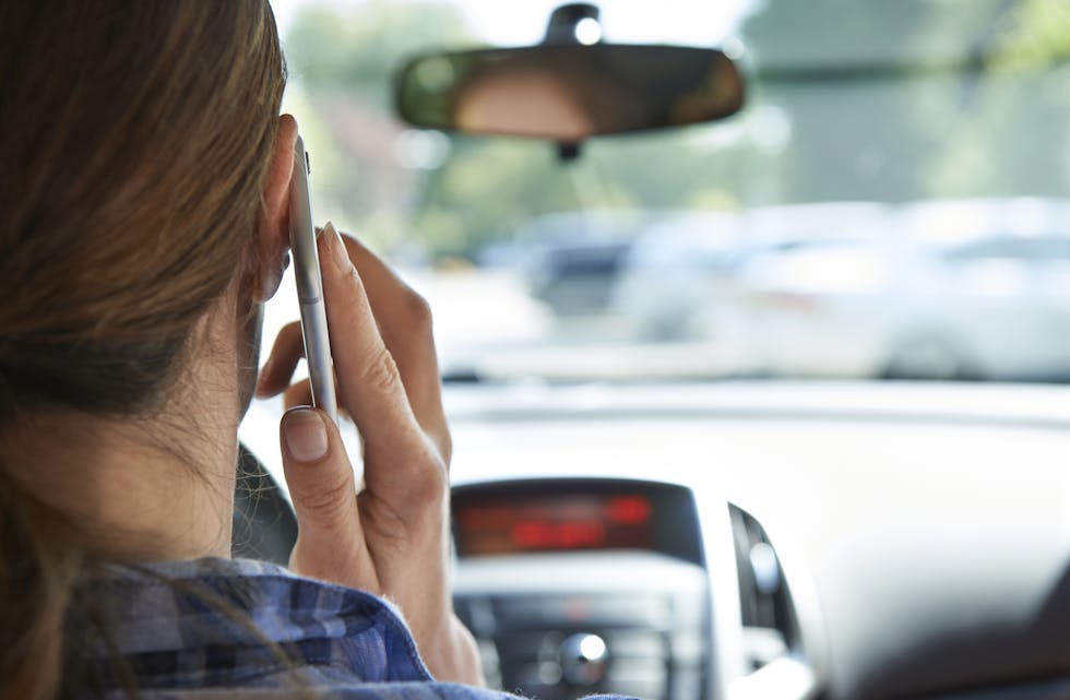 Ein samtale utan handsfree, ein sms-sjekk eller anna mobilbruk kan koste deg 7450 kroner. Onsdag blei ein bilfører tatt på fersken i Sauda sentrum.
