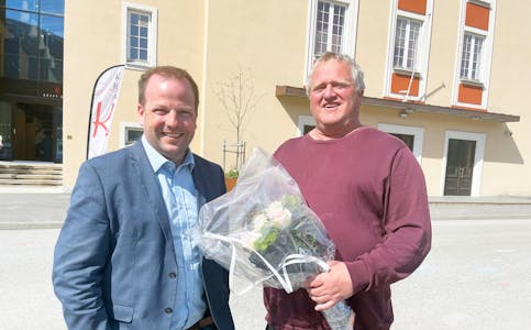 Ordførar Asbjørn Birkeland kunne tildele Hans Søndenå Eldsjelprisen 2021. Nå kan du spele inn kandidatar på kven som fortener prisen for 2022. 