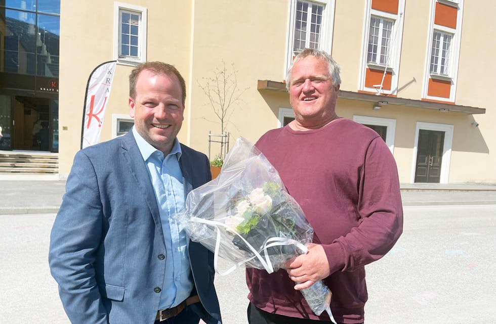 Ordførar Asbjørn Birkeland kunne tildele Hans Søndenå Eldsjelprisen 2021. Nå kan du spele inn kandidatar på kven som fortener prisen for 2022. 