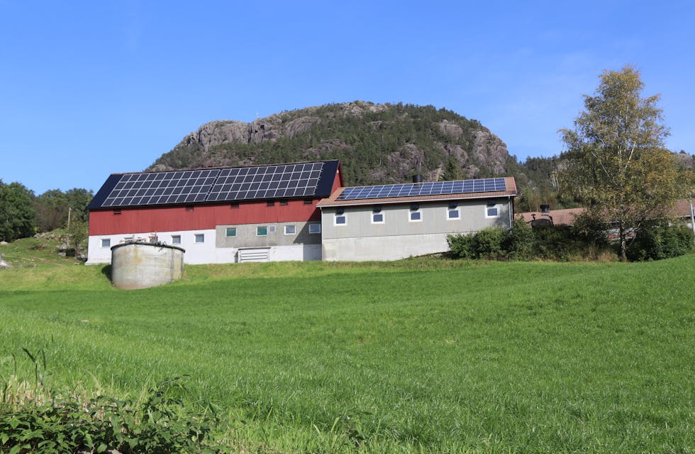 Fleire bønder har alt installert solcelleanlegg. Dette er garden til Johannes Fattnes og Helene Sejested Bødtker på Fattnes, som våren 2020 investerte i solcelleanlegg. 