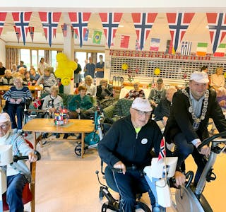 Ekteparet Berit og Kåre Årthun fekk æra av å opna Sykkel-VM for eldre. Målet er å sykla lengst på tre veker. Ordførar Asbjørn Birkeland fekk også testa seg gjennom den virtuelle Sauda-ruta.