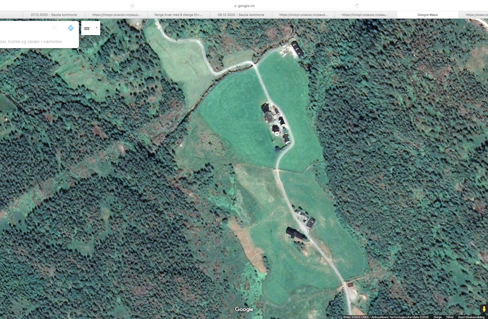 Dette satellittbildet viser Fivelandsvegen som går igjennom eitt gardstun og tett på eit anna gardstun. Bebuarane ønsker ny vegtrasé langs skogbeltet på høgre side. 