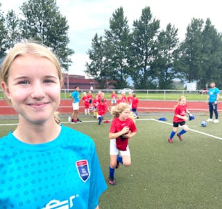 Signe Saltnes Aarhus (15) satsar innan fotball og er éin av fire ungdommar som har fått stipend av Sparebankstiftelsen Sauda.