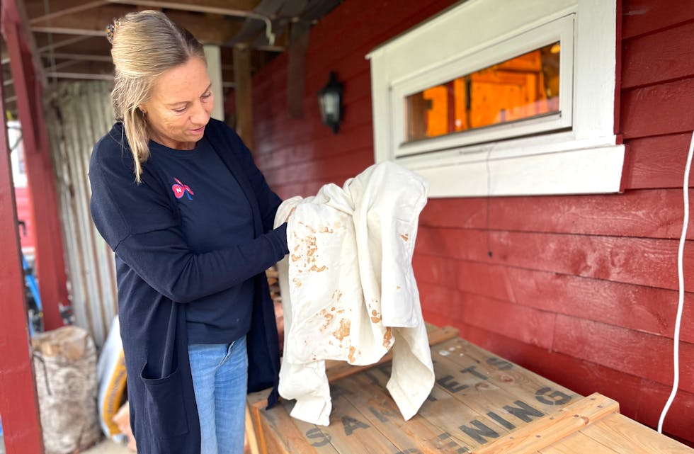 Leiar i Sauda sanitetsforening, Aslaug Tangeraas, viser fram den blodige skjorta. Det er blod både framme og bak på skjorta. Skjorta er merka med «Franz Strohmeier». 