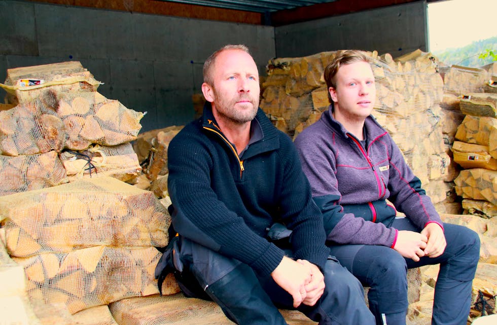 Knut Egil Halland (venstre) og assisterande driftsleiar Daniel Løyning fortel at det er ein bismak ved måtte selge vedsekkar til dobbel pris i forhold til i fjor.