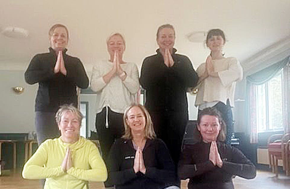 Namaste. Bak fra venstre: Gunn Monsen Olsson, Beate Ekornes, Tanja Thorarensen, og Vanessa Livingston Andreassen. Framme, fra venstre: Gro Margrethe Nilsen, Christine Brandtsæg og Tone Flikkerud.