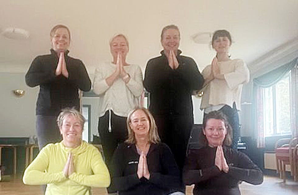 Namaste. Bak fra venstre: Gunn Monsen Olsson, Beate Ekornes, Tanja Thorarensen, og Vanessa Livingston Andreassen. Framme, fra venstre: Gro Margrethe Nilsen, Christine Brandtsæg og Tone Flikkerud. 