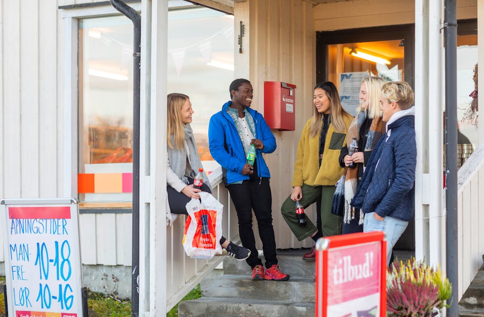 Nærbutikken er ein viktig del i eit livskraftig bygdesamfunn. På biletet er frå venstre Vårinn Andersen Melhus, Sigve Salberg, Jaeb (Waraporn) Saengrat, Synne Vang og Emelian Veie Holmen.