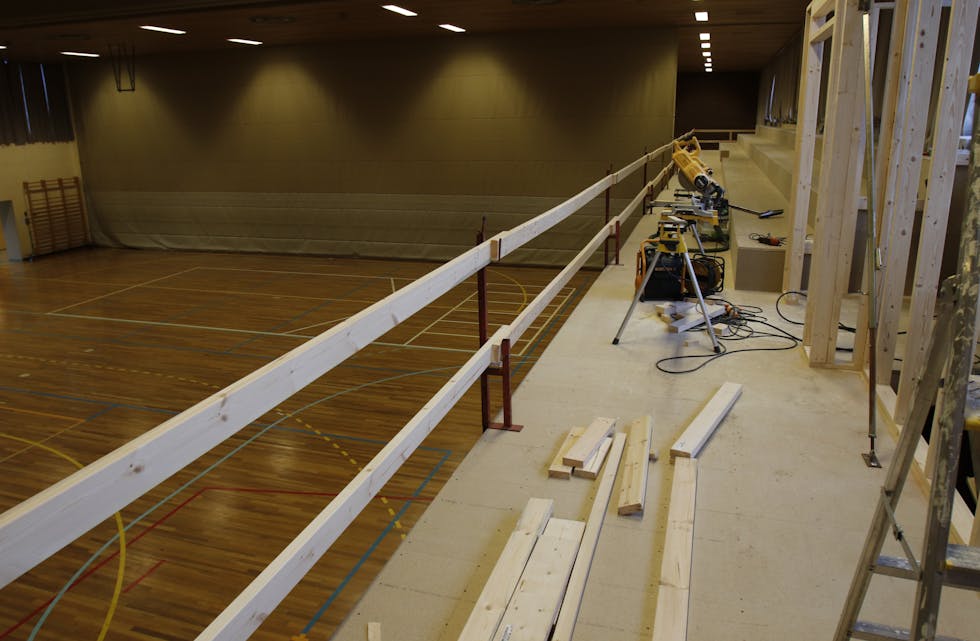 Saudahallen er i ferd med å få ny tribunedel, som har blitt heva i forhold til den gamle.