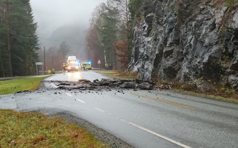 Eit steinras på fylkesveg 46 førte til stengt veg mellom Skipavåg og Kvaløy.