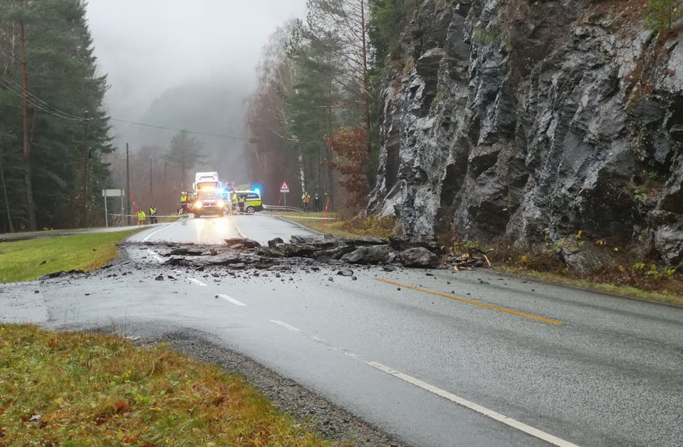 Eit steinras på fylkesveg 46 førte til stengt veg mellom Skipavåg og Kvaløy.