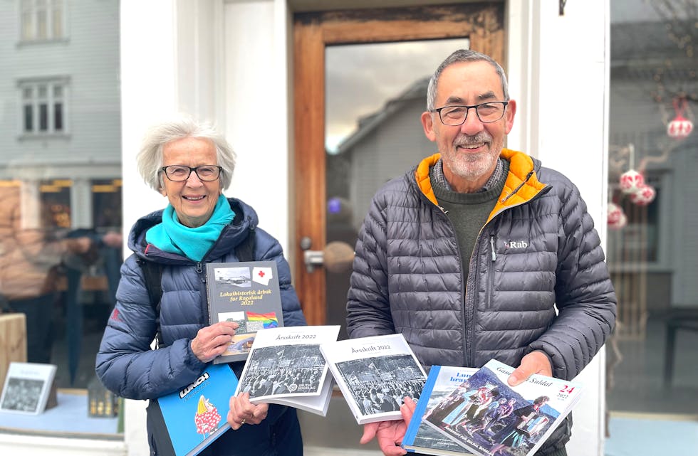 Sauda sogelag gjer noko dei ikkje har gjort før: Startar ein adventbutikk i Sauda sentrum. Aslaug Astad, Roar Lund og dei andre styremedlemmene har tolv lokale bøker for sal.