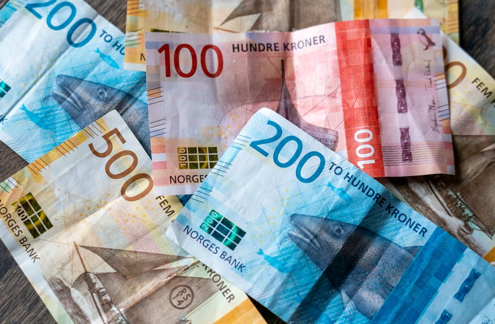 To tredelar av befolkninga planlegg å spare pengar i 2023.