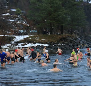 Medrekna etternølarane som kom til etter kvart var det mellom 40 og 50 personar som tok utfordringa og kasta seg i fjorden nyttårsaften. 