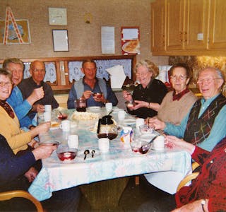 Pause for ein arbeidsgjeng på 1990-talet. Frå venstre: Ukjent, Jorun og Magne Grindheim, Oddvar Birkelid, Svein Hoftun, Karin Janson, Ada og Andor Andersen og Olaug Lofthus. 