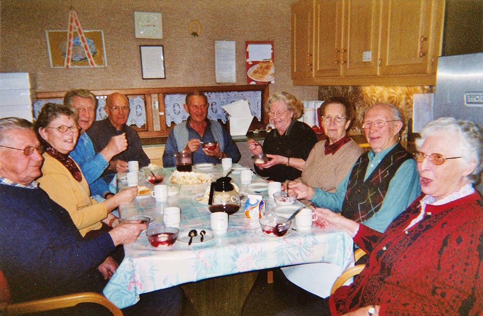 Pause for ein arbeidsgjeng på 1990-talet. Frå venstre: Ukjent, Jorun og Magne Grindheim, Oddvar Birkelid, Svein Hoftun, Karin Janson, Ada og Andor Andersen og Olaug Lofthus. 