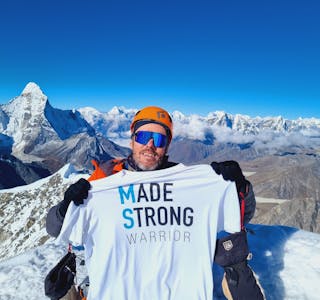 MS-råka Tommy LIstøl på toppen av 6 189 meter høge Island Peak i Himalaya.  