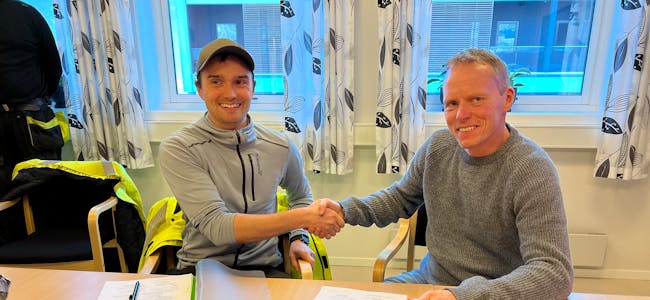 Torgeir Oma Tveiten i Brødrene Selvik AS og direktør Svein Ilstad i AS Saudefaldene signerte måndag ein kontrakt verd om lag 20 millionar kroner for oppgradering av Dam Fetavatnet i Herheimsdalen.